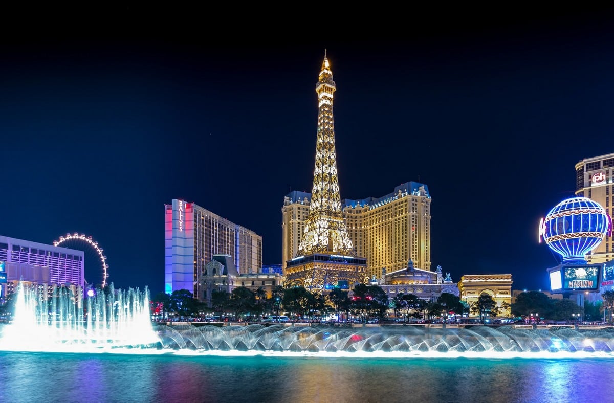 What is Las Vegas Known For? (15 Things It's Famous For)